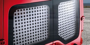 Rejilla de proteción de la ventana traseral ORIGINAL OPEL MOVANO 93168584